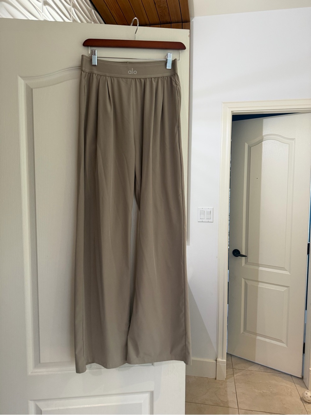 ALO suite up Wide-Leg trouser in Taupe